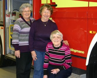Charlotte Wels (76), Ruth Birnbach (80) und "Feuerwehr-Gretel" Margarete Richter (84, v. l.) sind seit fast 50 Jahren Mitglieder der Flöhaer Feuerwehr und Mitbegründerinnen der Frauenabteilung.