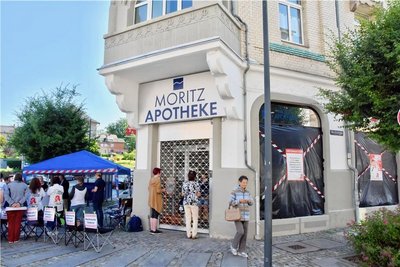 Kunden wurden durch ein Rolltor am Eingang bedient. Links davon gab es einen Stand, an dem Apotheker und Mitarbeiter zur Protestaktion informierten.