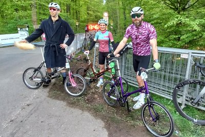 Pit Eichner, Yvonne Aßmann und Sebastian Briel (v. l. n. r.) bewältigten das Everesting auf den Rochlitzer Berg in einer Staffel mit Klapprädern.