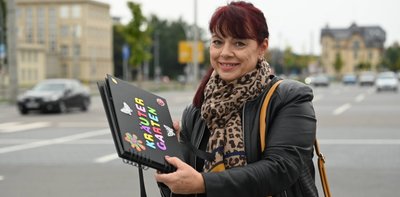 Annegret Bothmann mit einem Teil ihres neuen Arbeitsmaterials zur Beschäftigung mit betagten Menschen. Die 55-Jährige war 26 Jahre als Friseurmeisterin selbstständig, nach einer Umschulung arbeitet sie jetzt als Betreuungskraft in Seniorenheimen.
