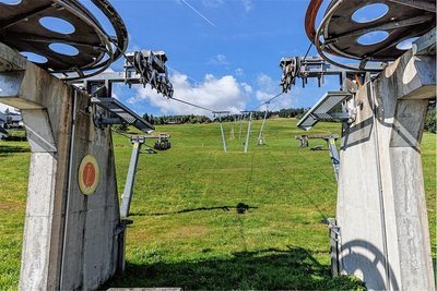 Wenn mit der Beschneiung der Skihänge nicht pünktlich begonnen werden kann, wäre das nicht nur eine Katastrophe für die Skigebiet-Betreiber dies- und jenseits des Erzgebirgskamms, sondern für alle, die vom Wintersport leben. 