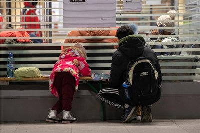 Ein Flüchtling aus dem ukrainischen Kriegsgebiet kümmert sich um ein Kind. Ukrainer haben Anspruch auf Bürgergeld und Wohnraum. Doch praktisch ist die Suche oft schwierig.