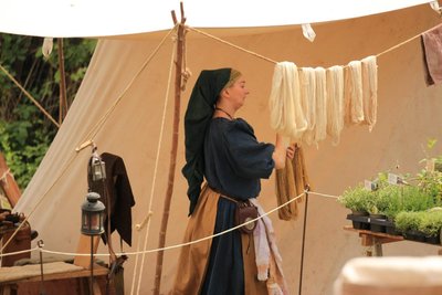 Auf Märkten und in Workshops zeigt Natascha Dobos anderen die Kunst des Färbens.