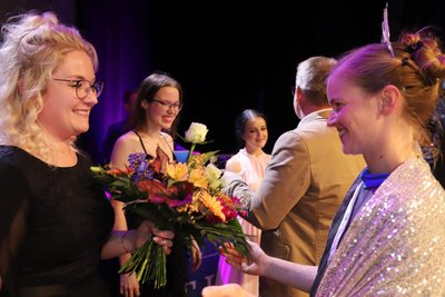 Im Mai 2024 gratulierte Silberstadtkönigin Sophia I. (r.) ihrer gewählten Nachfolgerin Laura.