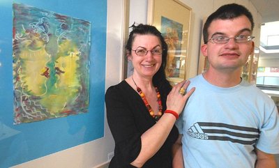 
              <p class="artikelinhalt">Christine Werzner präsentiert zur Ausstellungseröffnung im Haus Hanischallee das von Nandy Suliga aus Zschopau gemalte Bild. Er hat es "Träume werden wahr" überschrieben. </p>
            