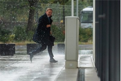 Der Wind bläst heftig und der FDP-Vorsitzende Christian Lindner stürmt herbei.