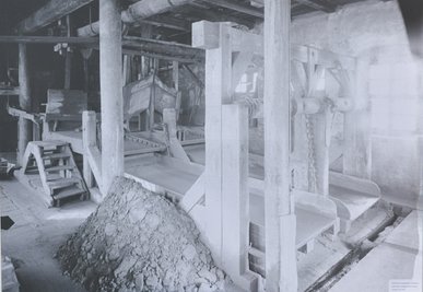 Der Siedlerverein verfügt über historische Fotos, die das Pochwerk in der Alten Erzwäsche in Halsbrücke zeigen. Es war von 1840 bis 1910 in Betrieb.