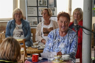 Bei ihren humorvollen Erzählungen nahm Martina Dressel die Besucher mit ins Hinterdorf.
