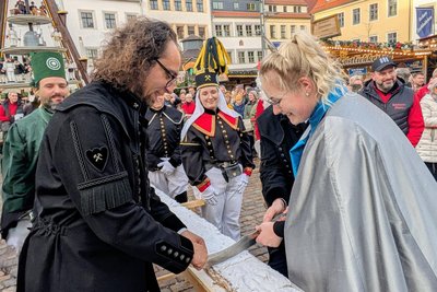 Bürgermeister Martin Seltmann (l.) und Silberstadtkönigin Laura Schröter schnitten den Stollen an.