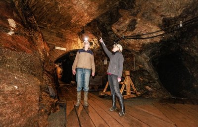 Sylvia Fiedler (r.) und Bergwerksführer Günther Wrusch freuen sich, endlich wieder Besucher empfangen zu können. 