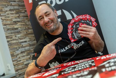 Michael Meyer hält die Tickets in der Hand. Ab Samstag sind diese erhältlich.