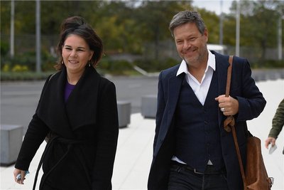 Im Doppelpack treffen die Bundesvorsitzenden der Grünen, Annalena Baerbock und Robert Habeck ein.