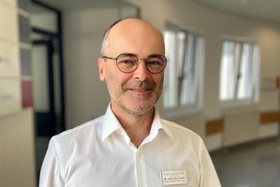 Chefarzt Dr. Zeqir Ferati informiert am 13. November im Erzgebirgsklinikum, Haus Zschopau, über das Schultergelenk.
