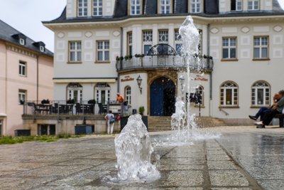 Die Fontäne des Wasserspiels auf dem Schwarzenberger Markt erfreut nicht nur Kinder.