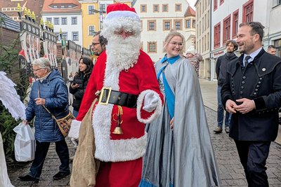 Gut gelaunt war der Weihnachtsmann mit dabei.