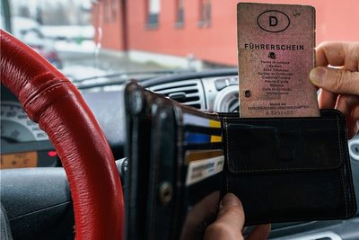 Der rosa Führerschein ist ein Auslaufmodell. Bis 2033 müssen Millionen von Führerscheinen umgetauscht werden, damit sie fälschungssicherer sind.