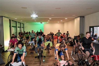 Am hybriden European Peace Ride zur Unterstützung der Ukraine nahmen 500 Sportler aus der ganzen Welt teil.