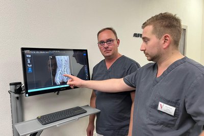 Nach der Erfahrung von Dr. Stanley Geisler (l.) und Marcus Hoppe geht es etwa in zehn Prozent der Fälle im Notdienst um Tiere in lebensbedrohlichen Situationen. Auf Halter können aber weitere Strecken zukommen.