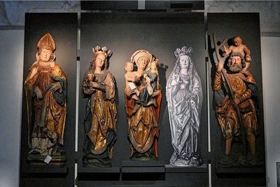 Das Bild zeigt die Heiligen Martin, Barbara, Anna Selbdritt, Katharina und Christophorus (von links). Martin, Anna und Katharina wurden gestohlen. 