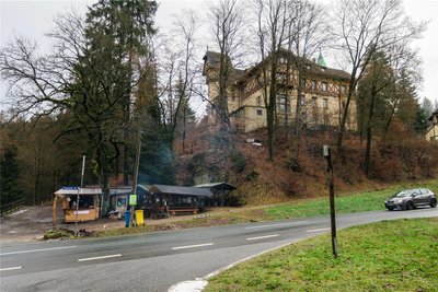 Vor dem Wolfsgrüner Schlösschen dampft es am Freitag wieder. An der „Schubkarrenkanone“ gibt es Gulaschsuppe für 5,70 Euro.