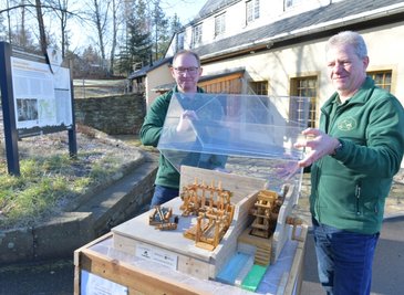 Das Modell steht schon: Rico Freytag (r.) und Matthias Funk vom Siedlerverein Halsbrücke Erzwäsche zeigen ein Nasspochwerk en miniature. Es soll weitgehend originalgetreu in der Alten Erzwäsche im Hintergrund errichtet werden.