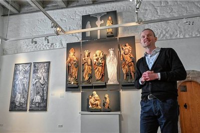 Kurator Stefan Thiele vor den Figuren des spätgotischen Annenaltars, die nun im Schloßbergmuseum bis auf die Heile Katharina wieder vereint sind. 