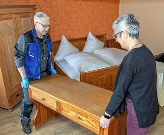 Thomas Schmider und Annett Zoglauer-Schmider bereiten die Jägerhalle als Frühstückshotel vor. Übernachten mit Frühstück ist ab 1. April möglich.