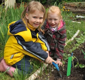 Kinder im Garten