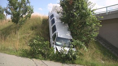 Diese Lincoln-Stretchlimousine stürzte am Sonntag an der A4 einen Hang hinab.