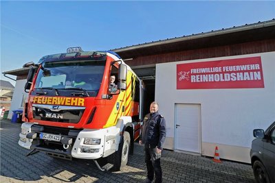 Stadtwehrleiter Mike Wunderlich (rechts) und der stellvertretende Ortswehrleiter Christian Schäfer zeigen das neue Löschfahrzeug der Reinholdshainer Feuerwehr im Ausweichquartier.