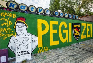 Ost-Klischees als Grafitti in der Dresdner Neustadt: Selbstironie löst letztlich das Problem der Spaltung nicht!