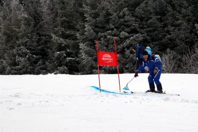 Farbrige Markierung der Rennstrecke auf der Vogtlandpiste.