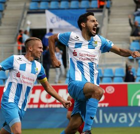 Dennis Grote und Torschütze Rafael Garcia jubeln über das 2:0.