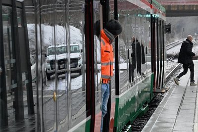 Einsteigen zur Testfahrt Montagmorgen am Haltepunkt Reichenhain. In dieser Woche findet auf der künftigen Strecke des Chemnitzer Modells zwischen Chemnitz und Aue eine Serie sogenannter Inbetriebnahmefahrten statt. Dabei wird das Zusammenspiel der Steuerungs- und Signaltechnik überprüft.