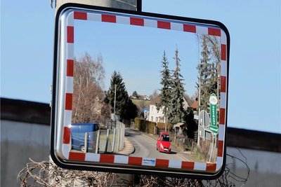 Den Verkehrsspiegel an der Ausfahrt hat die Stadt anbringen lasssen.