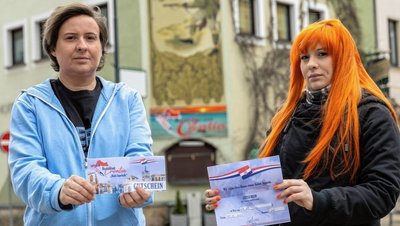 Die Schwestern Sindy (33/links) und Stefanie (26) Lehmann haben ihrer Mutter einen Restaurant-Gutschein geschenkt, der nun nicht mehr eingelöst werden konnte. Die Familie fühlt sich vom Wirt geprellt. 