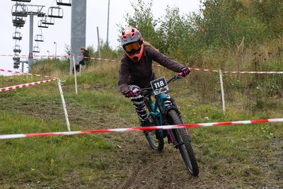 Nena Schrader vom Verein Vogtland Bike auf der Strecke.