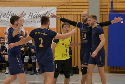 Die Volleyballer des VfL Wildenfels um Kapitän Ruben Langer (Zweiter von rechts) konnten am Sonntag zwei spektakuläre Heimsiege bejubeln.