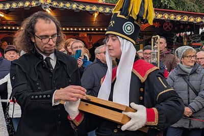 Bürgermeister Martin Steltmann (l.) verpackt das Stollenmesser sicher.