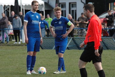 Dem Burgstädter Kapitän, Kevin Hofmann (M.), gelang kurz vor Schluss der regulären Spielzeit mit einem Traumtor der Ausgleich zum 1:1.