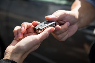 Nur ein Schlüssel und nicht zwei? Das könnte ein Zeichen sein, dass der angebotene Gebrauchtwagen nicht nur günstig, sondern auch gestohlen ist.