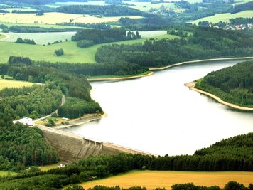 Die Talsperre Dröda liegt nur wenige Kilometer von der bayerischen Landesgrenze entfernt. Fließt aus dem größten Trinkwasserreservoir des Vogtlands bald Wasser nach Franken? 