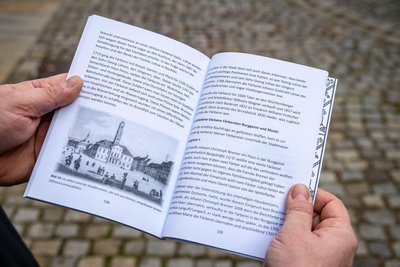 Im Buch: Bild vom Markt Rochlitz im 18. Jahrhundert.