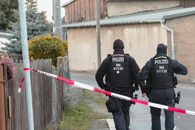 Ein 41 Jahre alter Mann ist Anfang März in Limbach-Oberfrohna erschossen worden. Rechtsmediziner Jan Dreßler stellte vor dem Zwickauer Landgericht am Montag das Obduktionsergebnis vor. Demnach war der Mann innerhalb weniger Minuten gestorben. 