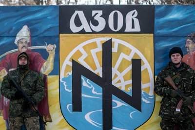 Das Freischärlerbataillon Asow, das später in die ukrainische Armee eingegliedert wurde, liefert Putin mit rechtsex-tremen Bezügen die Steilvorlage für die Propaganda, die Ukraine sei von Nazis regiert. 