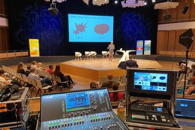 Für größere Konferenzen kann das Carlowitz-Congress-Center mit Sälen der angrenzenden Stadthalle kombiniert werden.