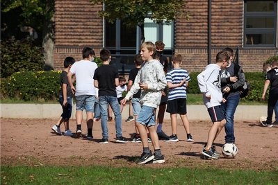 Maskenfrei in die bewegte Pause: Die Schüler des Käthe-Kollwitz-Gymnasiums in Zwickau dürfen den Mund-Nasen-Schutz an der frischen Luft abnehmen. Manch einer behält die Maske dennoch auf, oft aus Sorge um die Großeltern, heißt es aus dem Kreiselternrat. 