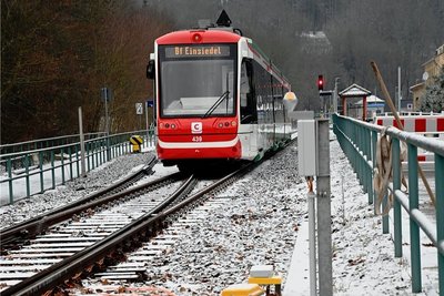 Der Zug am Bahnhof in Einsiedel. In den nächsten Tagen werden alle Abschnitte bis Aue testweise abgefahren.