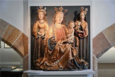 Dieser Marien-Altar stammt auch aus der Kirche in Oberlungwitz, wurde aber nicht gestohlen. Er zeigt von links die Heilige Katharina, Maria mit Jesus und die Heilige Barbara. 