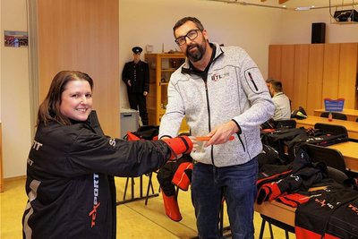 Susann Welter wird bei der Anprobe von Steffen Seliger von der Firma Brandschutztechnik Leipzig beraten.